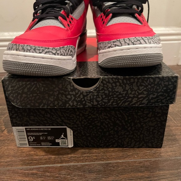 Jordan Air Jordan 3 Retro SE Red and Gray Athletic Shoes - Picture 2 of 8